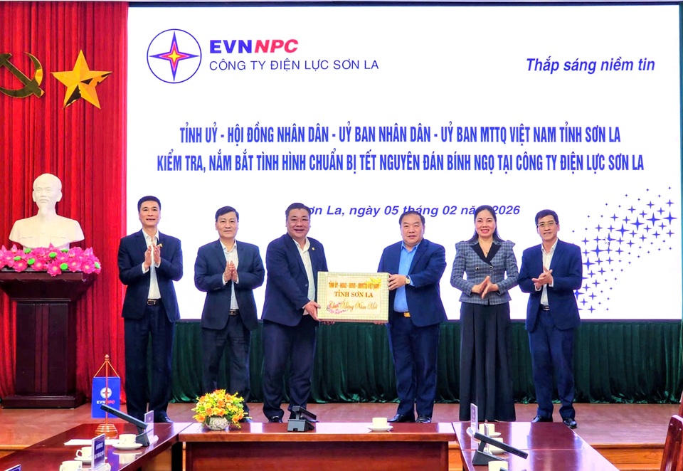 Đồng chí Chá A Của kiểm tra, nắm bắt tình hình chuẩn bị Tết Bính Ngọ tại Công ty Điện lực Sơn La